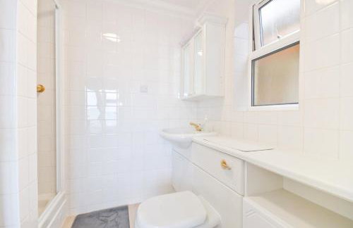 Princes Esplanade-Beachfront House with Balcony a stone throw from Gurnard Beach - Foto 27