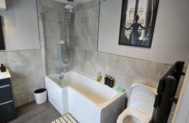 5 Bedrooms, Pool Table, Sleeps 10, Contractor Stays, Family Gatherings - Secure Free Parking - Foto 28