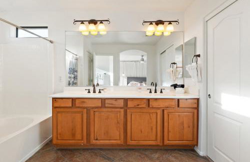 Serenity Splash Upscale Stay Pool Game Lounge - Foto 16