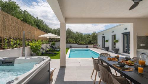 Apartment Gironi with Pool, Jacuzzi - Foto 2, sunbed