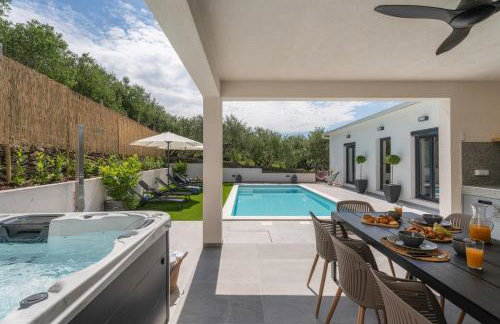 Apartment Gironi with Pool, Jacuzzi - Photo 2