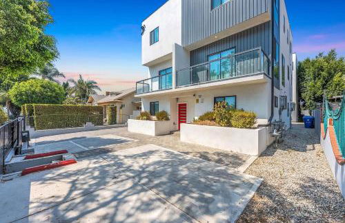 Luxury Townhome with Gated Parking and Private Balcony - Photo 30