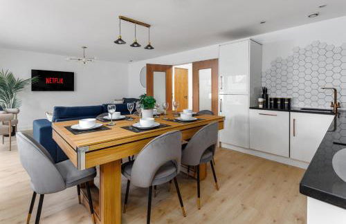 Flatzy - Prime City Apartment with Free Parking & Ping Pong Table - Foto 14