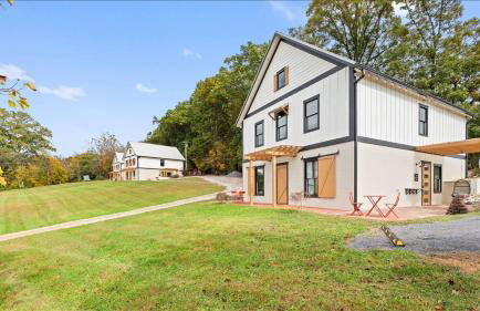 1B Luxury European Barndo FARM STAY Wedding Venue - Foto 5