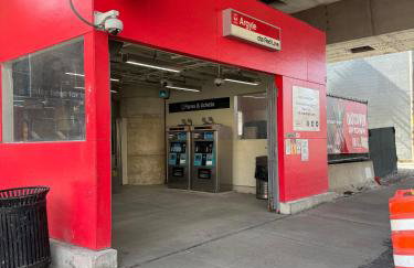 Uptown Bright & Modern Apt - Steps to Lake, Train, Amazing Food & Free Parking - Photo 27