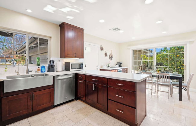 Luxury Estate With Sparkling Pool & Elegant Amenities - Foto 23