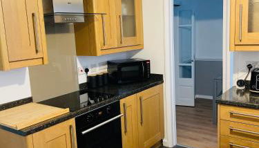 Wolverhampton 3-Bed Home Garden 4 Beds Parking for 2 Vans Ideal for Contractors, NHS & Long Stays Near M6, Walsall & City Centre - Foto 4, stove, pet friendly, toaster, minibar