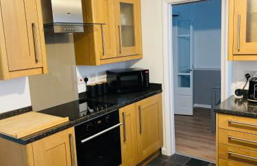 Wolverhampton 3-Bed Home Garden 4 Beds Parking for 2 Vans Ideal for Contractors, NHS & Long Stays Near M6, Walsall & City Centre - Foto 4
