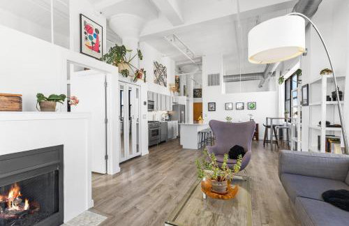 Modern Historic Loft 19ft Ceilings, Gym, Heated Parking, Skyline Views, Balcony - Foto 3