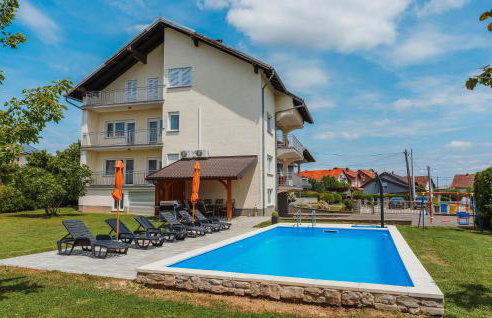 Beautiful Home In Dugo Selo With Wifi - Foto 1