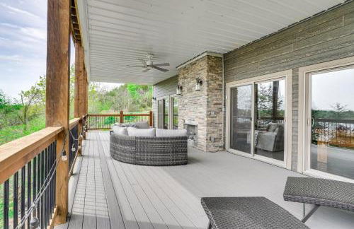 Lavish Retreat with Decks, Steps to Table Rock Lake! - Foto 32