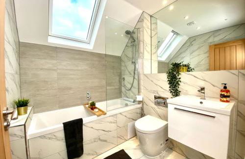 NEW Beautiful Large 3 bedroom House - 5 Minutes to the nearest Beach! - Great Location - Garden - Parking - Fast WiFi - Smart TV - Newly decorated - sleeps up to 7! Close to Poole & Bournemouth & Sandbanks - Foto 7