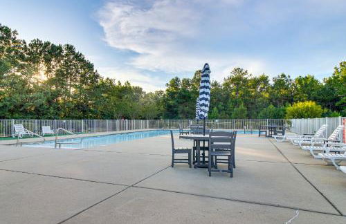 Dog-Friendly Home with Pool Access Near Oak Island! - Foto 27