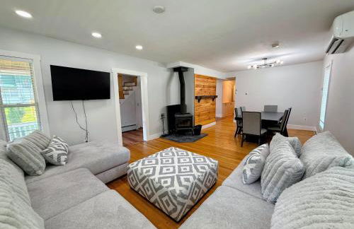 91M Renovated Bethlehem home with hot tub, firepit, large yard, walk to restaurants - Photo 8