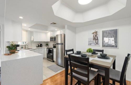 Mid-Century, Two-story with private Balconies & Pool view - Foto 6