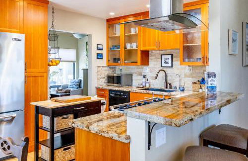 Seaside Garden Escape, A Stroll to the Beach! - Foto 8