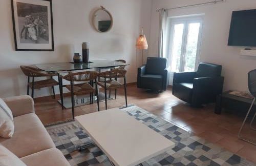 Place du Suquet - In the hart of old Cannes - 2 Min Walking distance from Palais de Festivals and Beaches - Photo 3