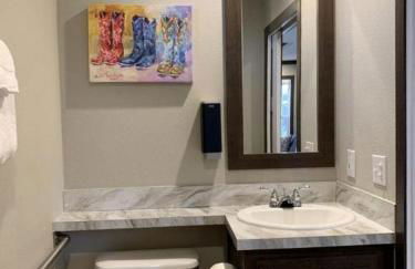 Modern Tiny House Rental Perfect for Glamping near Austin - Foto 15