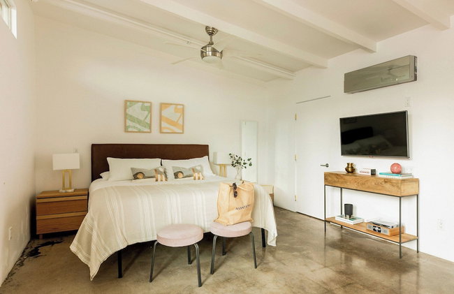 2 Rooms, Sleeps 8 Retro Hotel w/ Pool Wesley King Studio Buyout by Avantstay - Photo 9