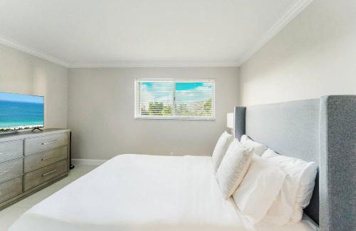 Boca Beachside 2BR 2BA with Pool and Balcony Steps to Sand - Foto 46