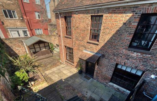 Grade II Listed Cottage in Central Taunton - Photo 3