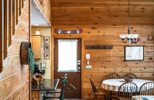 Lazy River Cabin: Lakefront Stay - Foto 1