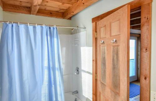 Waterfront Fun at this Huge Family Estate - Foto 24