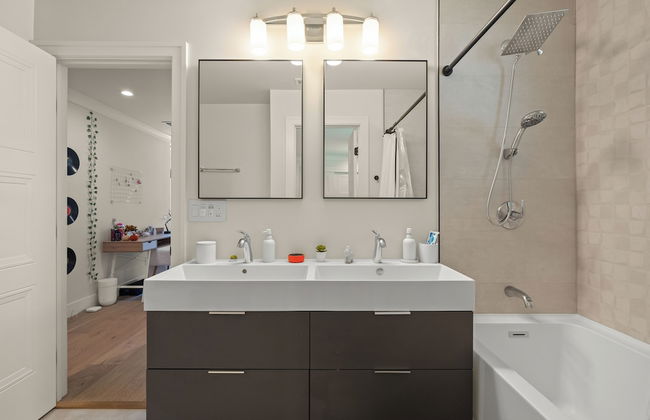 Oakland Hills Farmhouse Stunner + Game Room + Ac - Foto 25