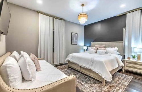 Luxury four-story Home, Rooftop Deck with views, PingPong! Sleeps 12! - Photo 15