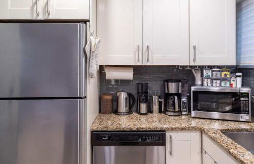 3-Story Townhome Free Parking Private Patio Washer-Dryer - Foto 31