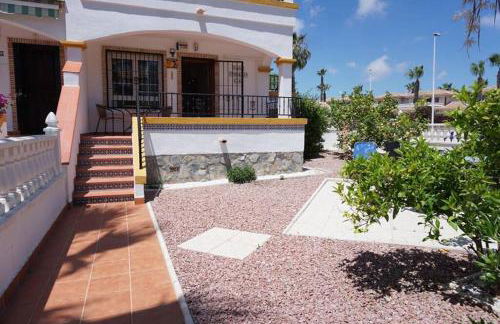 Spacious Ground floor apartment with Garden & Communal Pool - Foto 1