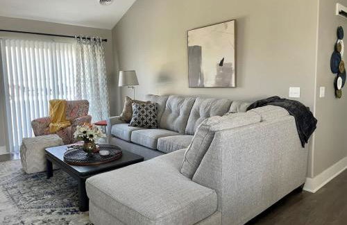 Modern 2 bed condo with office - Photo 1