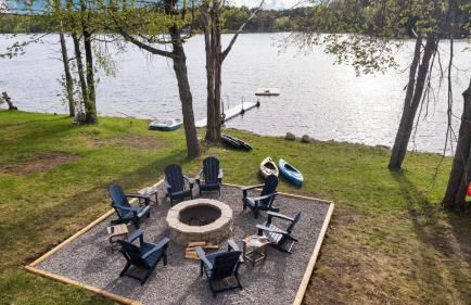 Lake Front ~ Firepit ~ Kayaks ~ SUPs ~ Yard Games - Foto 3