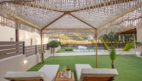 Seaside Breeze Villa - Beachfront, Private Pool, BBQ - Foto 5, Garden, sunbed