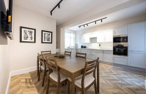 Detached House In Prestwich Sleeps 10 with Parking - Foto 15