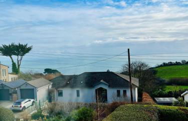 Amazing Large House, Lovely Newly Fitted Kitchen, Sleeps 8 , Nice Views and Garden, Plus a Beach Hut that is Located on Lyme Regis Beach - Photo 13