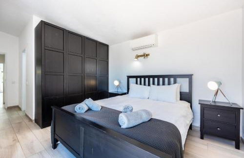 CoolHouses Algarve, Luz, 3 Bed villa, 1 bed studio, heated pool & jacuzzi, sea views, Casa Pequena - Foto 23