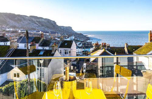 Bright & beautiful 4 bedroom house with sea views - Photo 11