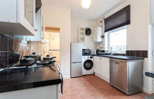 Fabulous Stay - 4 Bedroom House, sleeps 9, ideal for Business and Contractors, Free parking - Foto 9