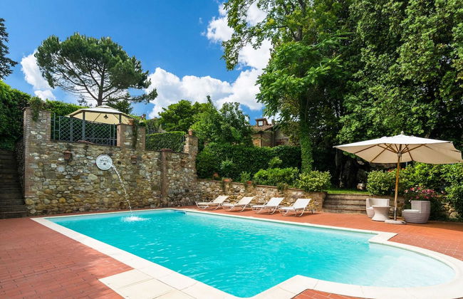 Holiday Home in Town Center with Pool, Garden, Hot Tub - Foto 1