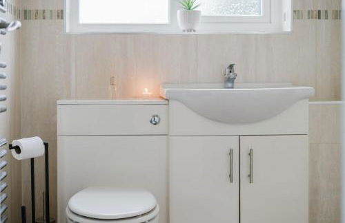 Fowler House 2 Bedroom ,Free WIFI, Parking, Crawley, Close to Gatwick Airport, Contractor friendly, business travellers - Foto 10