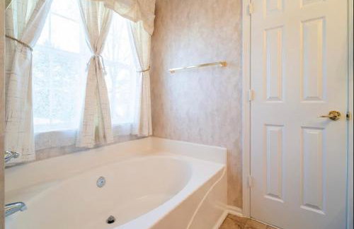 Tropical Oasis with Tiki Bar, Firepit, Seasonal Pool - Foto 41