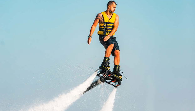 Fazendo acrobacias durante o flyboard