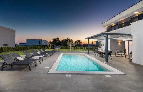 Villa Ana Škicini for 10 people with heated pool, kids activities and sea view near Novigrad - Foto 2