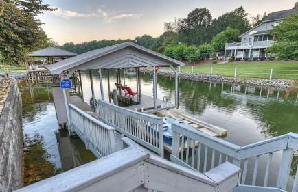 Lakefront Home w Pool, Dock, Fire Pit & Game Room Sip, Sip Away by Avantstay - Foto 106