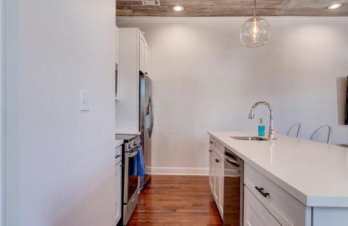 Spring Festival Stay Mid-City w Pool Balcony - Foto 16