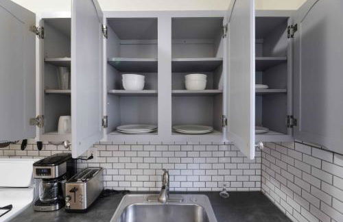 Immaculate furnished 1-Bedroom Apartment - Photo 10