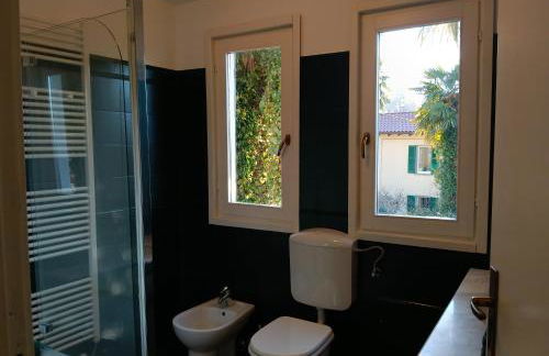 Elegant Traditional Home Steps from the Lake, with Garden and Panoramic Terrace - Photo 23