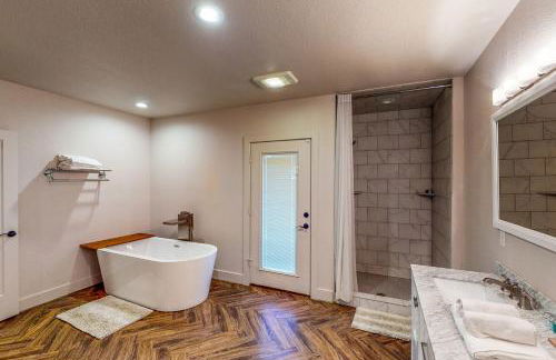 Hot Tub and Views Luxe Lake Bridgeport Retreat - Foto 13