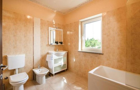 Awesome Home In Sumber - Foto 52